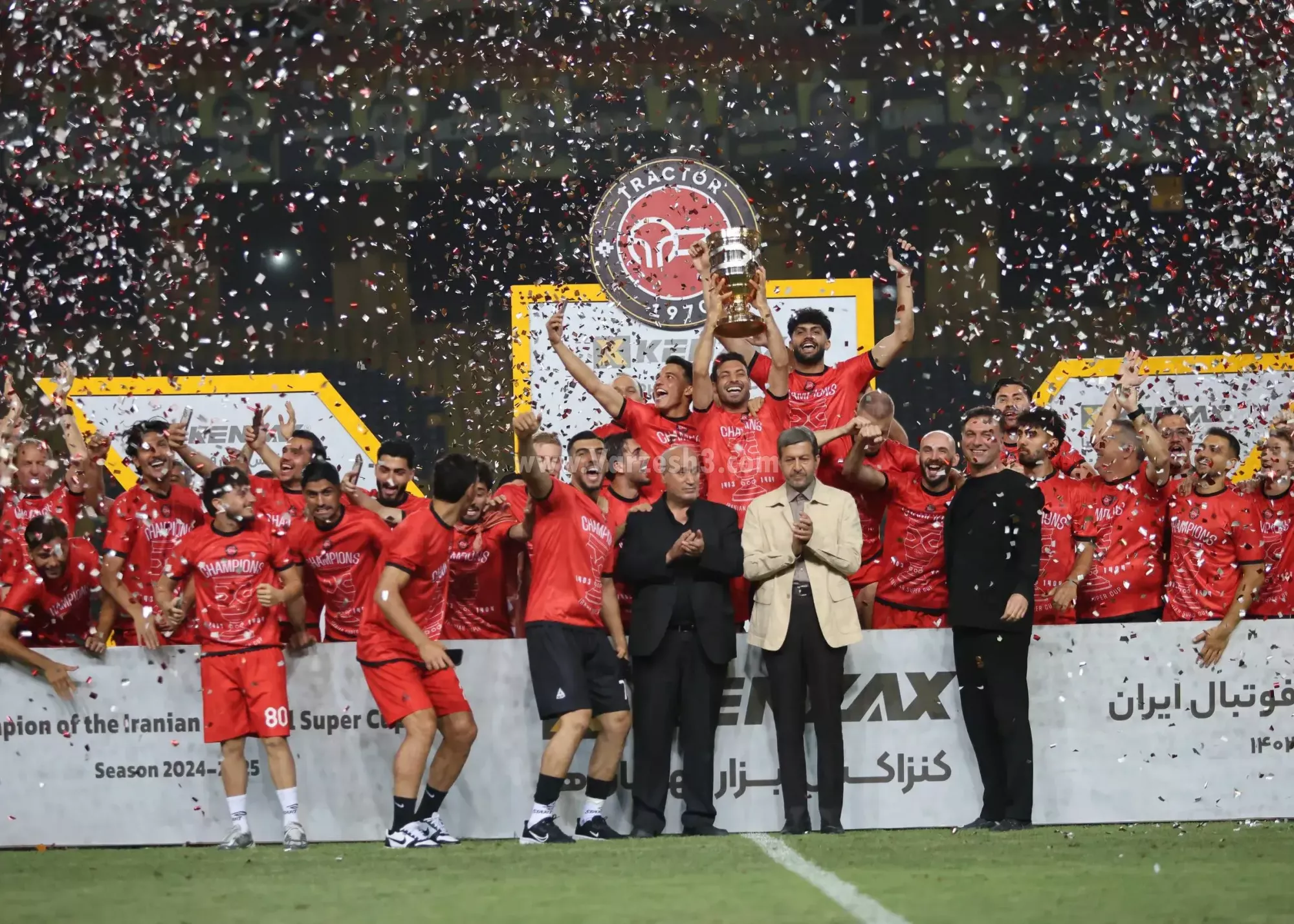 با قهرمانی در سوپرجام/ لحظه کامل شدن ویترین تراکتوری‌ها با جام جدید!