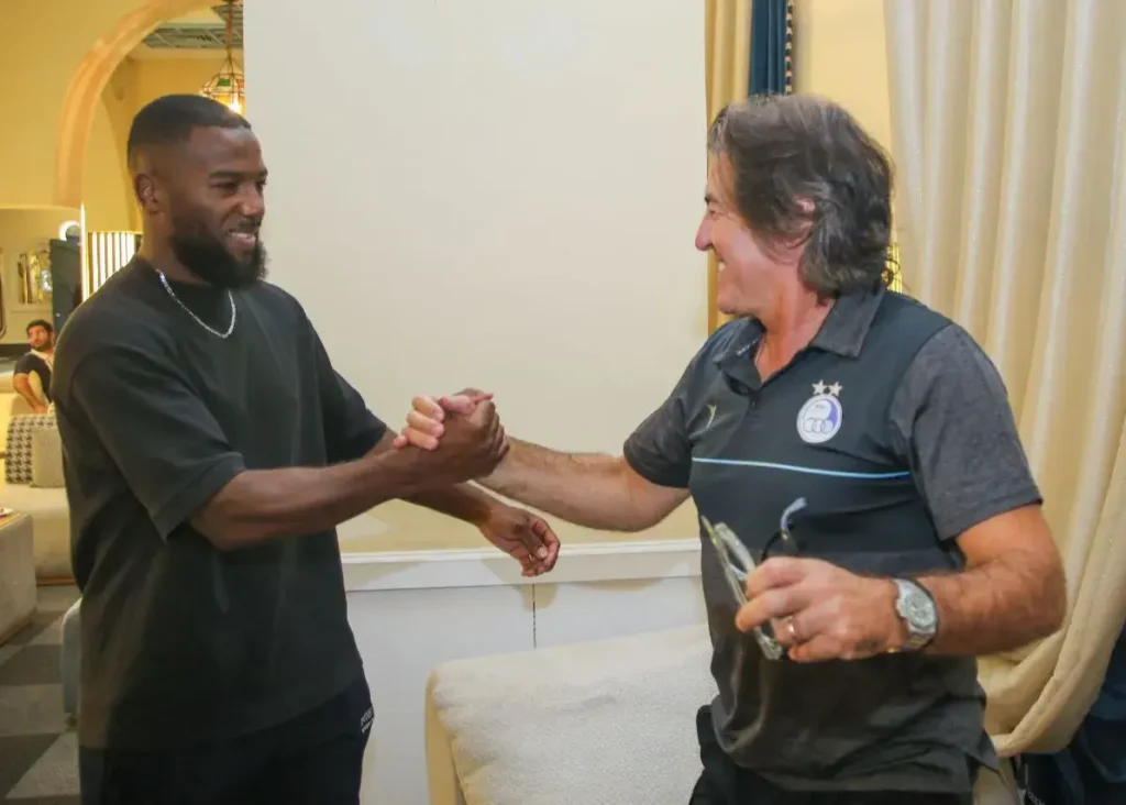 نازون در هواپیما: تی‌شرت استقلال من را بدهید!