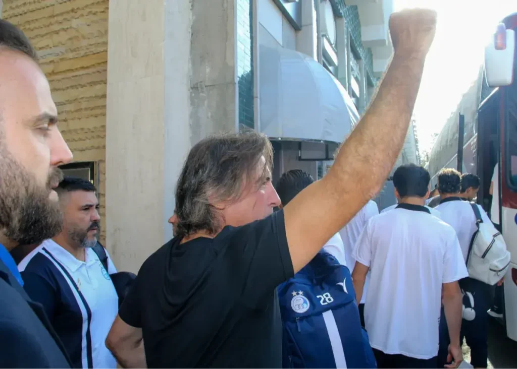 مشت گره‌کرده به نشانه روحیه قهرمانی/ ساپینتو با سبک سیدحسین به ورزشگاه رفت!