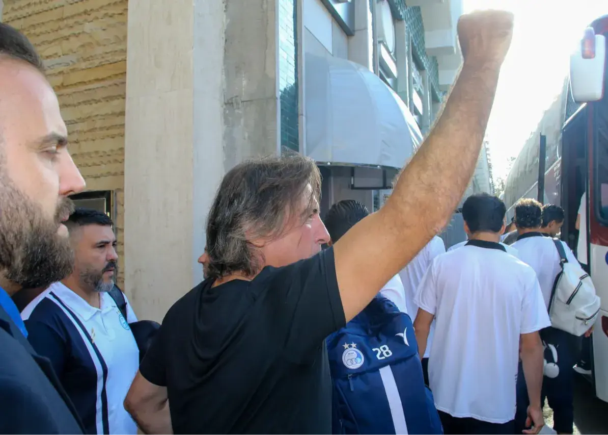 مشت گره‌کرده به نشانه روحیه قهرمانی/ ساپینتو با سبک سیدحسین به ورزشگاه رفت!