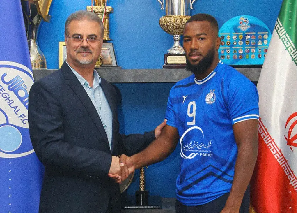 عقد قرارداد رسمی در دفتر مدیرعامل استقلال/ عیسی را فراموش کنید، نازون سه ساله بست!