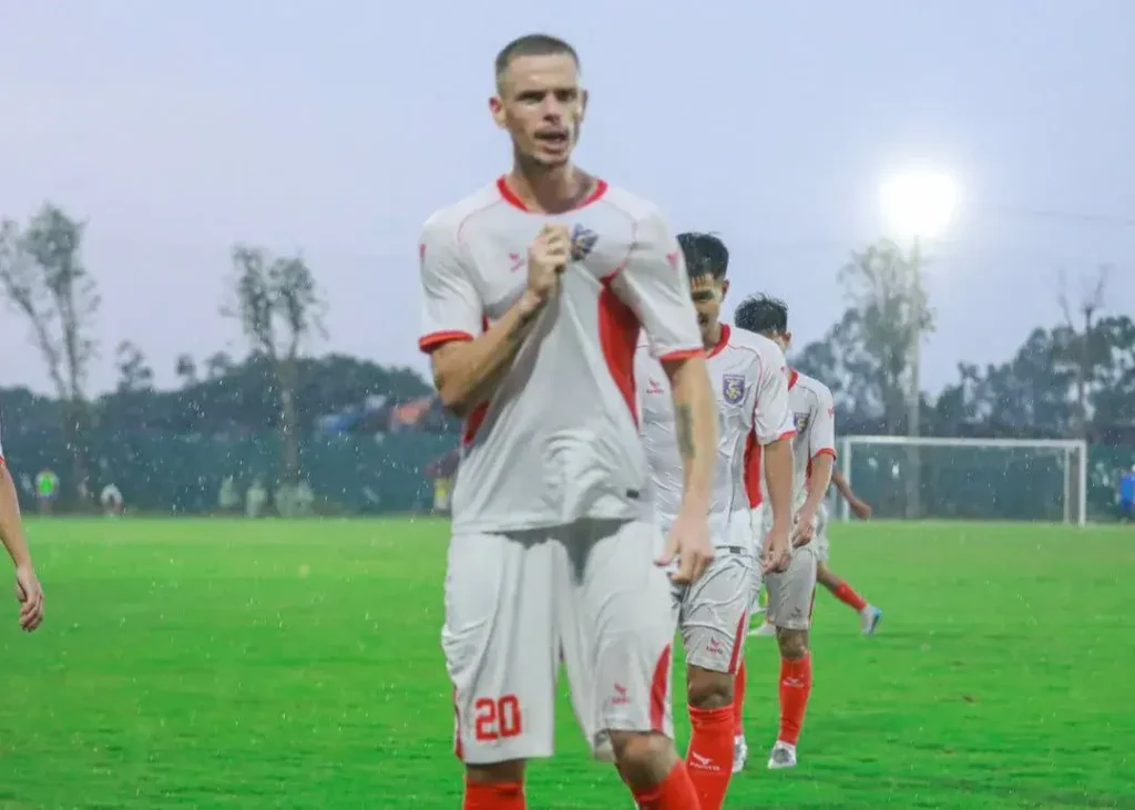 مهاجم استقلال خوزستان در لیگ ویتنام (عکس)