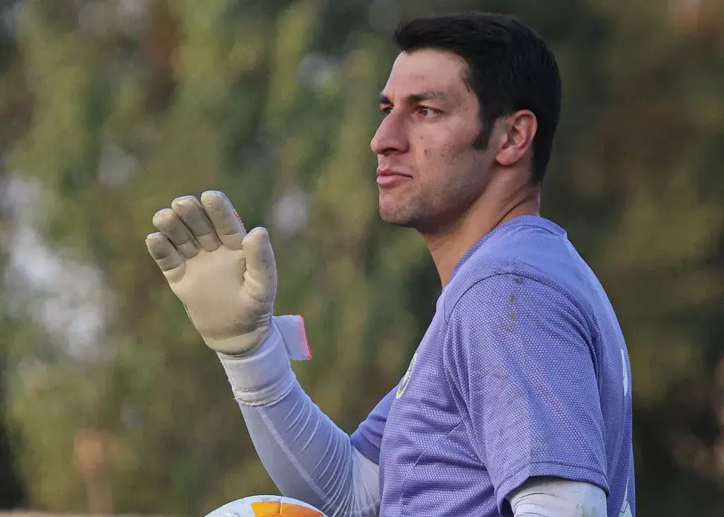 گلر باتجربه فعلا دور زمین می‌دود/ رقابت اخباری با سیدحسین به تعویق افتاد!