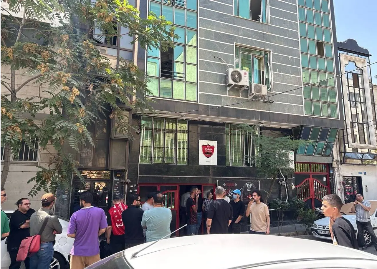 تجمع هواداران پرسپولیس در مورد نقل و انتقالات