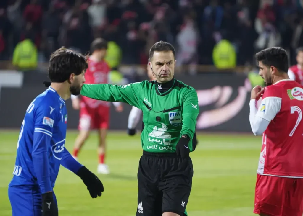 هفته پرکار داوران در شروع لیگ/ حیدری از وی‌ای‌آر استقلال – تراکتور به درون زمین