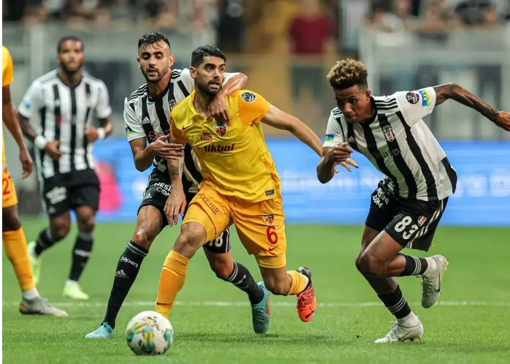 با وجود اخباری مبنی بر منتفی شدن این انتقال مهم/ بازگشت کریمی به استقلال: 23 ساعت تا نتیجه نهایی