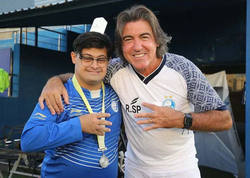 ساپینتو با هوادار معروف استقلال عکس گرفت