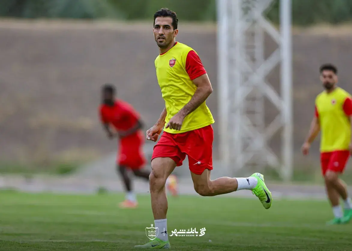 در پرسپولیس مواظب درگوشیهایتان هم باشید / عجیبترین شایعه در پرسپولیس – تکذیب کنید!