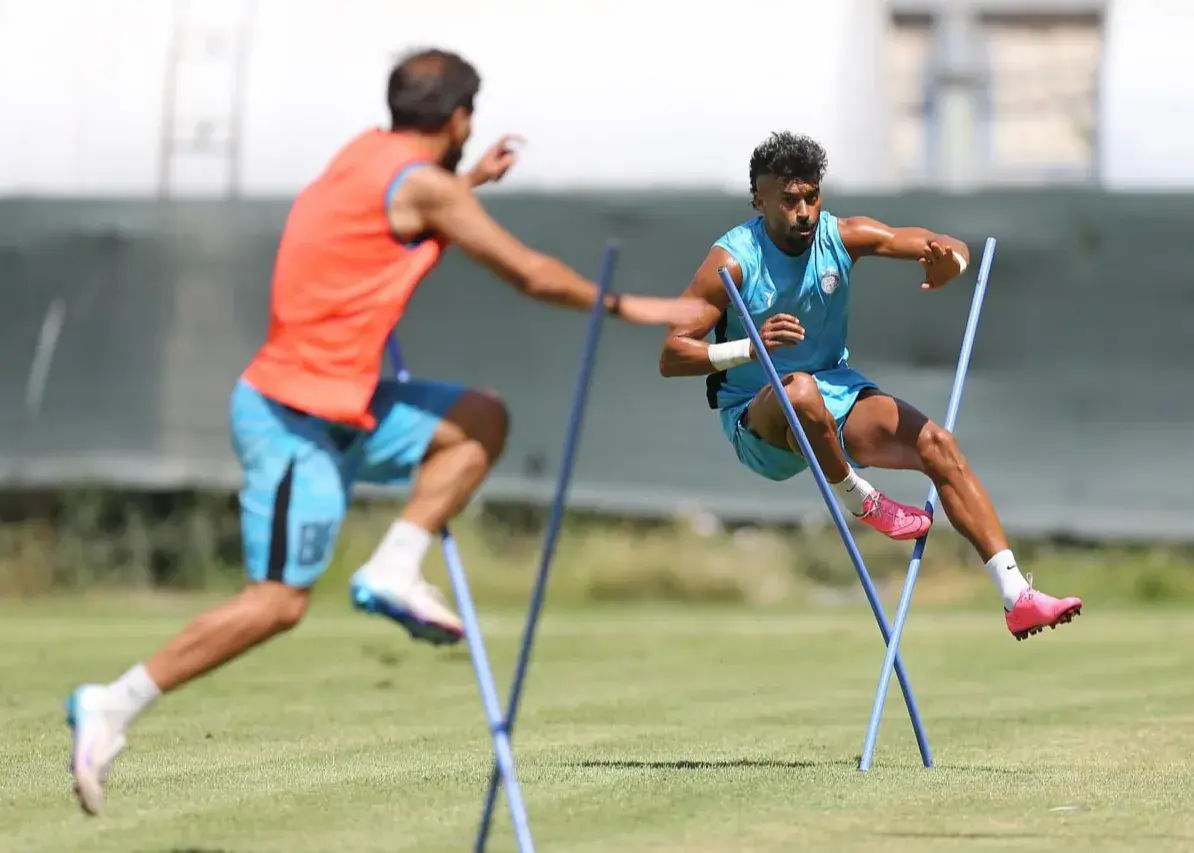 بازیکنان مسیرشان را مدیریت و هواداران جدا کردند:/ استقلالی‌ها مشکلات را پشت درهای کمپ گذاشتند!