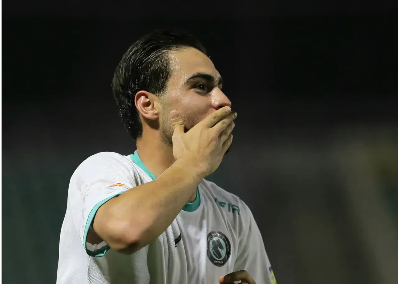 راز تعظیم کسری طاهری به جایگاه زنان/ شادی گل مهاجم 18 ساله همراه با مادر!(عکس)