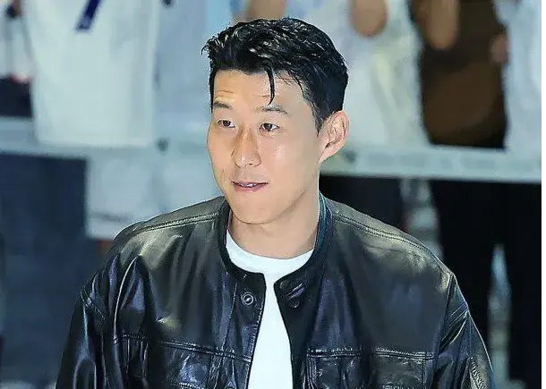 امضای یادگاری برای ۲۰۰ نفر در فرودگاه؛/ سون هیونگ مین رکورد امضا را شکست!