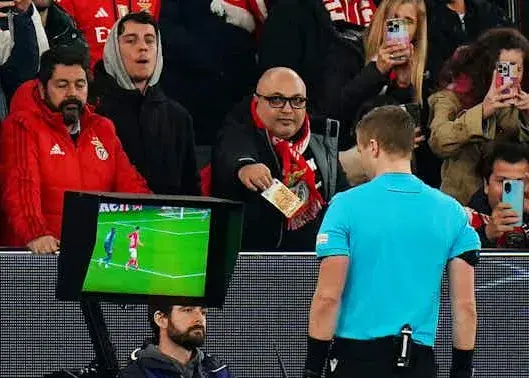 بعد از لیگ برتر، نوبت سری آ شد/ تغییر قانون ‏VAR‏ در سری آ: داور توضیح می‌دهد