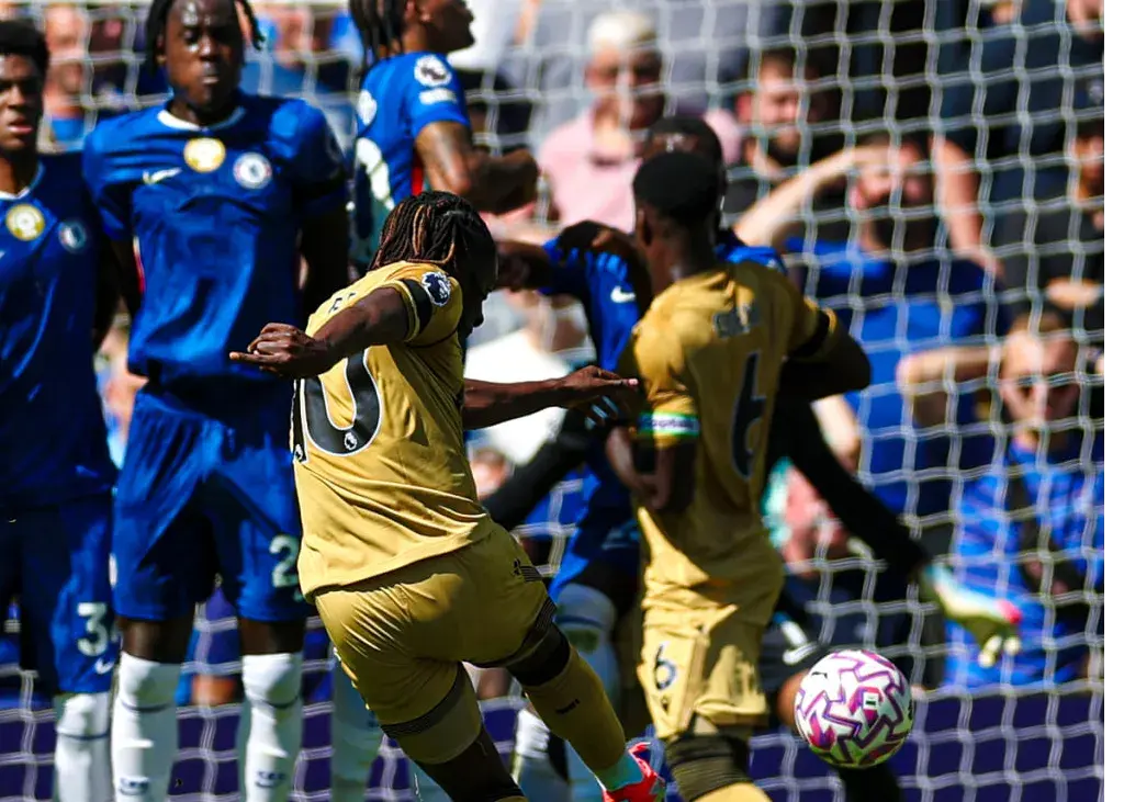 تصمیم جنجالی: VAR چلسی را نجات داد (عکس)