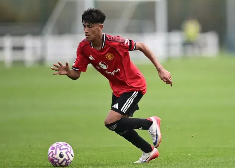 دعوت به تمرین تیم اصلی/ جواهر 14 ساله یونایتد را شگفت‌زده کرد