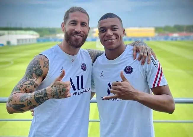 راز مرموز و عجیب راموس و امباپه با یک ون! (عکس)