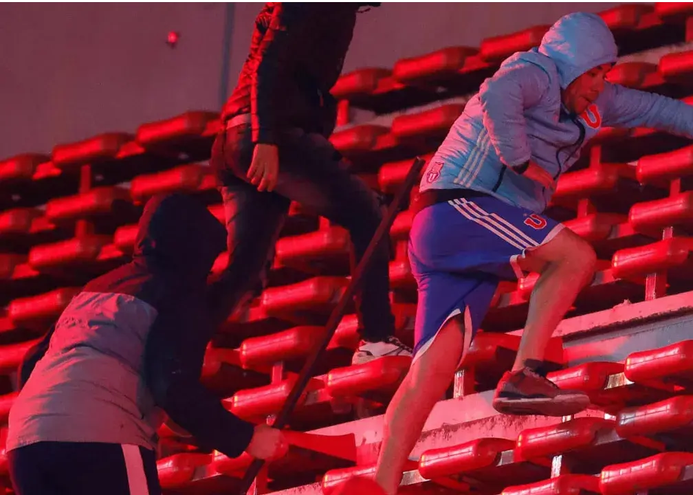 صحنه‌های باورنکردنی روی سکوها/ خون و تراژدی: شب وحشت فوتبال در آرژانتین (عکس)