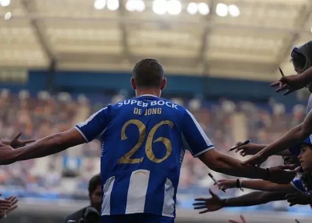 لوک دی‌یونگ قصد بازنشستگی ندارد/ عجیب‌ترین خرید تابستان: بازیکن 34 ساله در پورتو