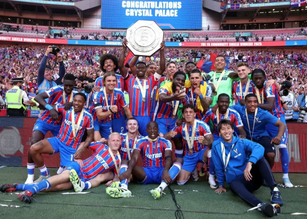 ‏120 سال جام نبردند، در سه ماه دو بار قهرمان شدند/ عقاب‌های غول‌کش: سوپرلیورپول مقابل پالاس زانو زد