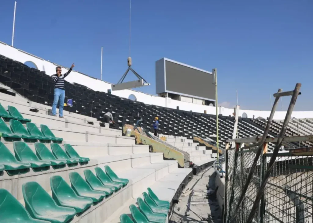 وجود جرثقیل‌های غول‌پیکر و تخریب مسیرهای ورودی/ آزادی بدون تماشاگر هم قابل استفاده نیست!