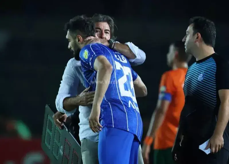 مدافع خبرساز به نیمکت میخ شد/ لبخند عارف آقاسی بیخ‌گوش ساپینتو!(عکس)