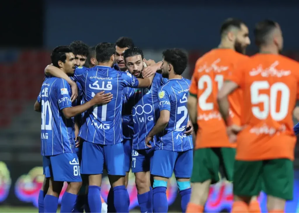 4 امتیاز اختلاف در آستانه بازی شش امتیازی سرخ‌ها:/ سه امتیاز بازی با مس برای استقلال طلا بود!