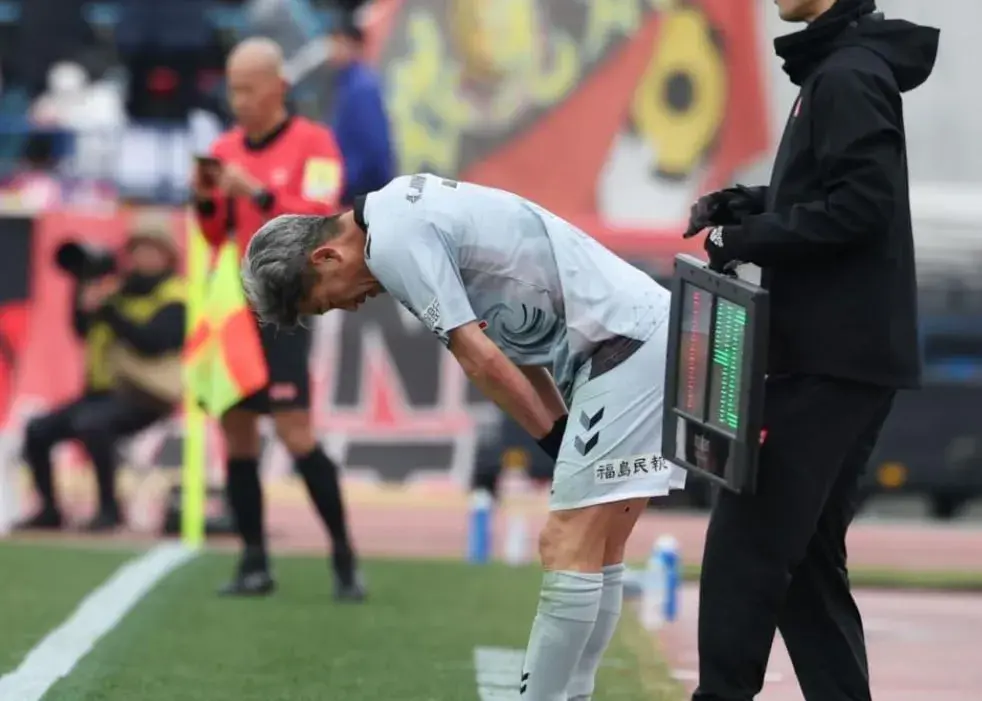 از استرس نزدیک بود خودم را خیس کنم!/ واکنش عجیب فوتبالیست 58 ساله به حضور در ترکیب ثابت