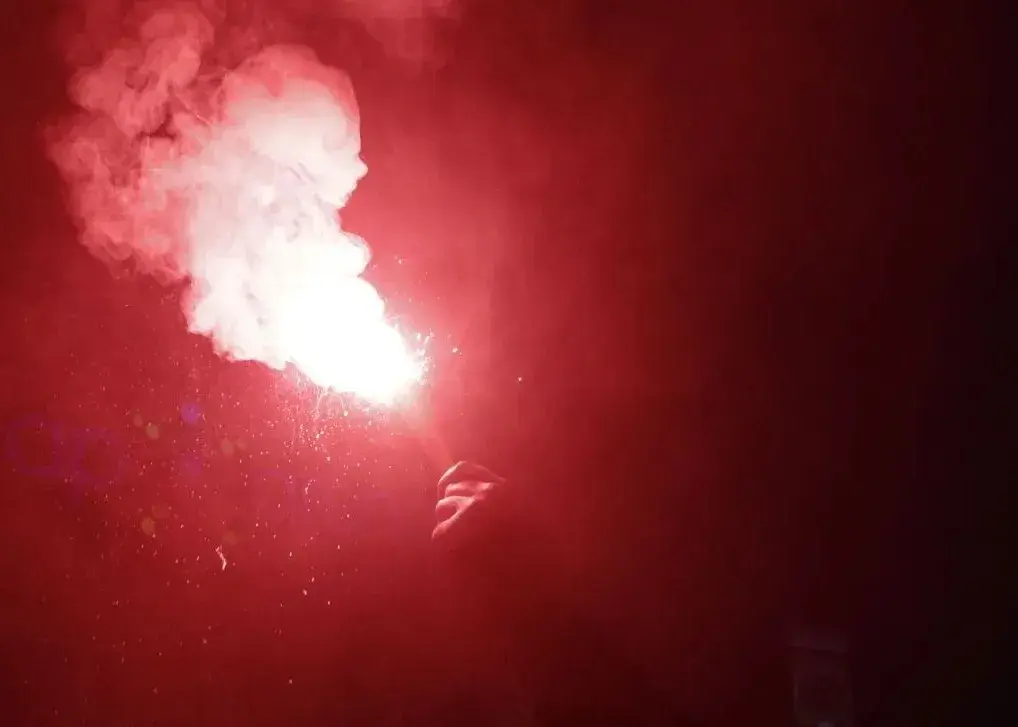 مواد آتشزا را از استادیومها جمع کنید/ فاجعه در فوتبال یونان: دست هوادار قطع شد!