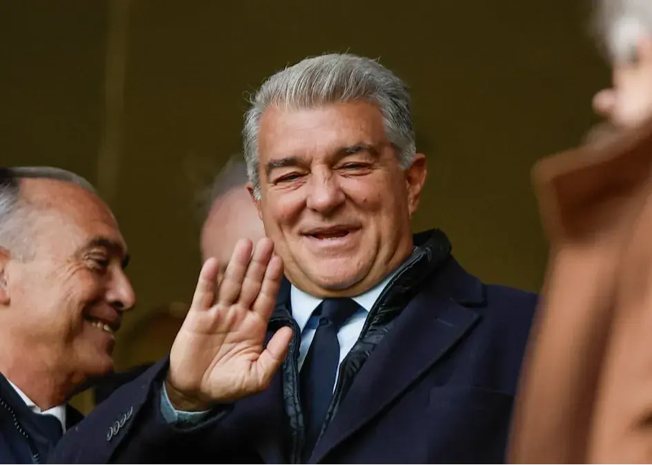 لاپورتا برای رأی آوردن نظافت‌چی شد! (عکس)