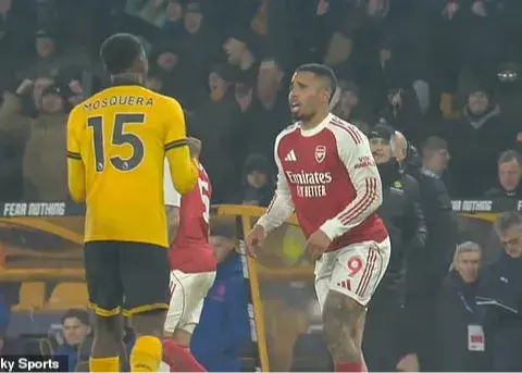 ستاره آرسنال مدافع حریف را کتک زد! (عکس)