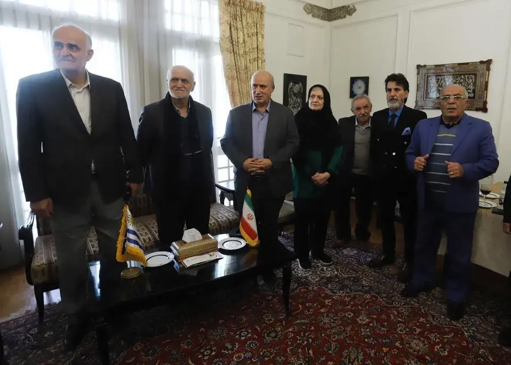 جزییات نشست نه چندان رسمی مسئولان فدراسیون/ مهدی تاج مثل دیپلمات‌ها در سفارت اروگوئه!(عکس)