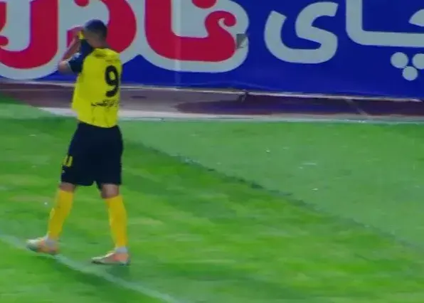 عقبنشینی آلوز و حاجصفی از ضربات آزاد:/ تیر دروازه: مانع دبل سوپرگل کاوه!