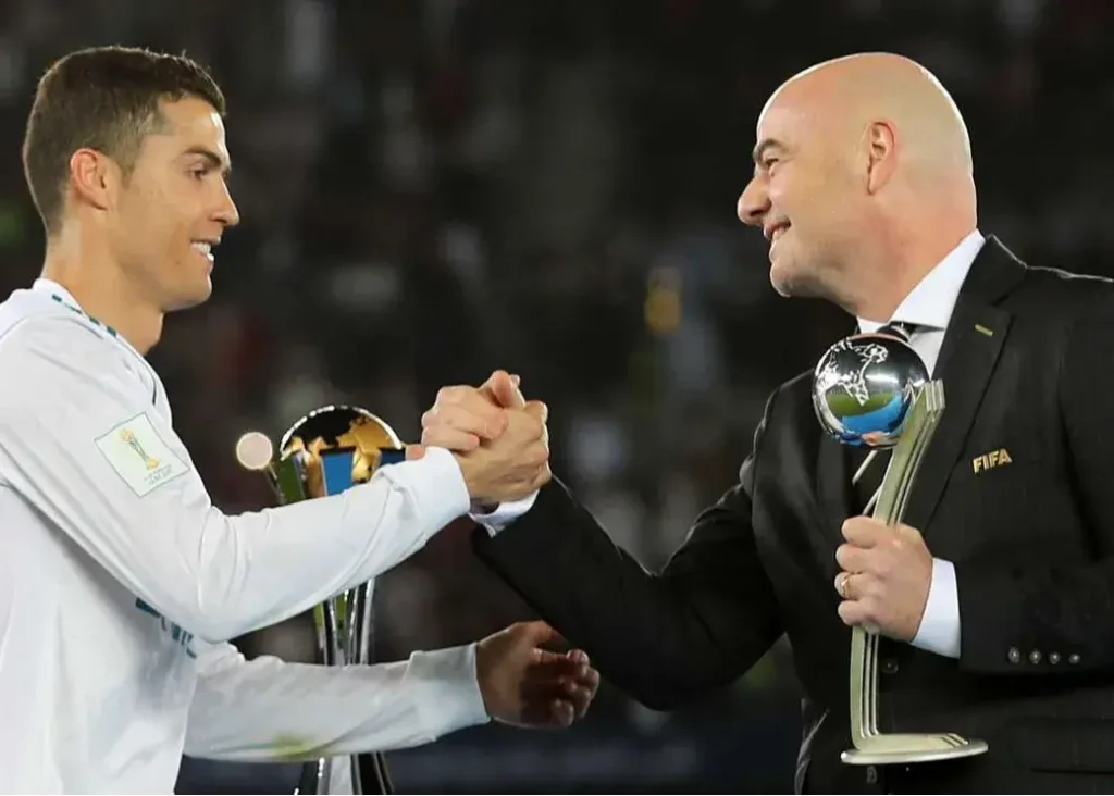 به مناسبت تولد 41 سالگی/ حمایت ویژه رئیس فیفا از کریستیانو رونالدو