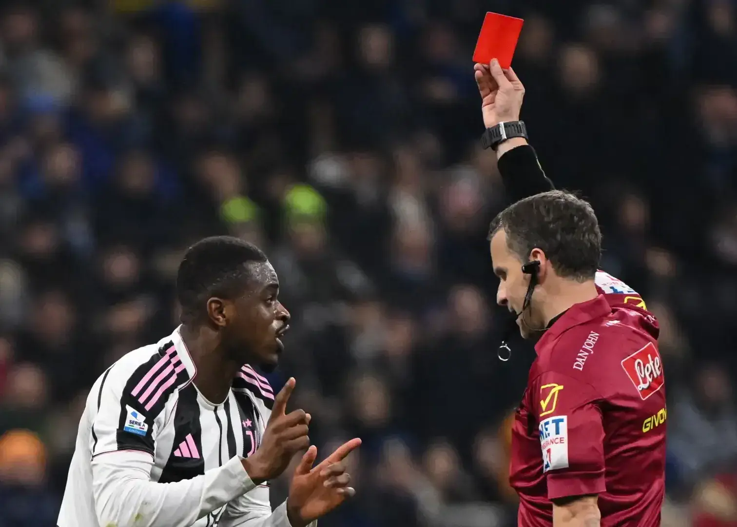 تنبیه قاطع: داور جنجالی یک ماه محروم شد