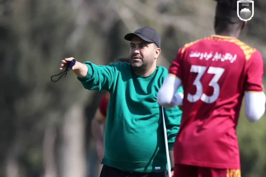 اخباری با ظاهر متفاوت در تمرین (عکس)