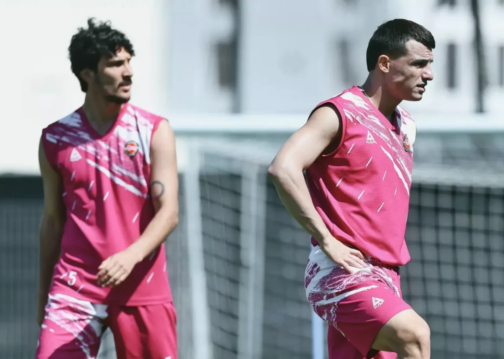 ۶ ساعت در مسیر بازی حساس، تراکتور به انزلی رسید