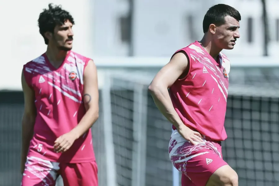 ۶ ساعت در مسیر بازی حساس، تراکتور به انزلی رسید