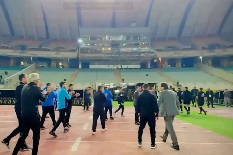 اعتراض جالب آبی‌ها به داور: ایستادند و کف زدند!