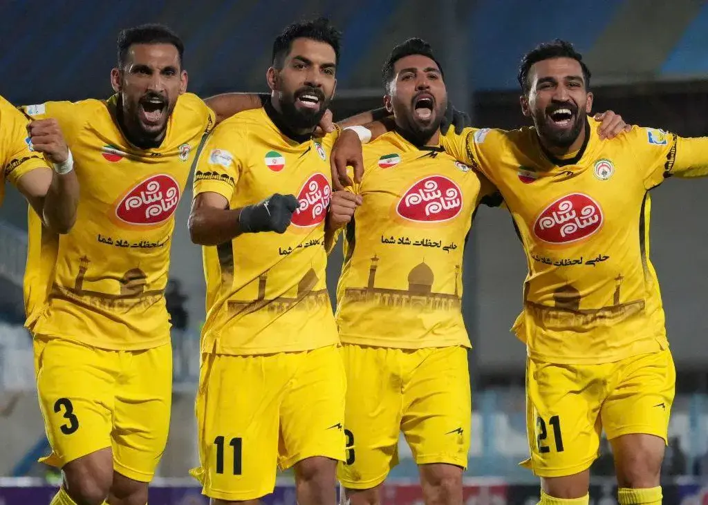 فجری‌ها، شلوغ و باروحیه آماده نبرد با حریف نامدار / اتوبوس زرد رنگ با سرعت به سمت قلعه‌حسن‌خان