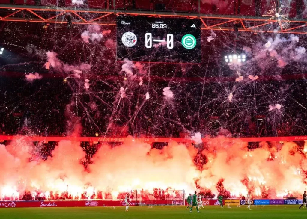 فدراسیون ورزشگاه آژاکس را بست!