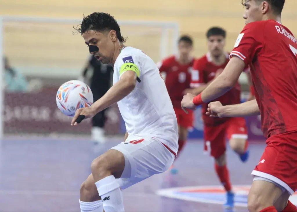 حسرت طیبی پس از ضربه عقربی؛/ تیر دروازه، پوشکاش را از ستاره ایرانی گرفت (عکس)