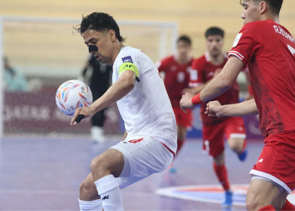 حسرت طیبی پس از ضربه عقربی؛/ تیر دروازه، پوشکاش را از ستاره ایرانی گرفت (عکس)