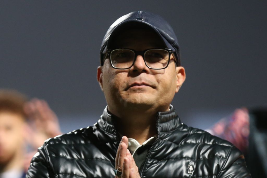 سرمربی تراکتور با آیدی کارت روی سکو (عکس)