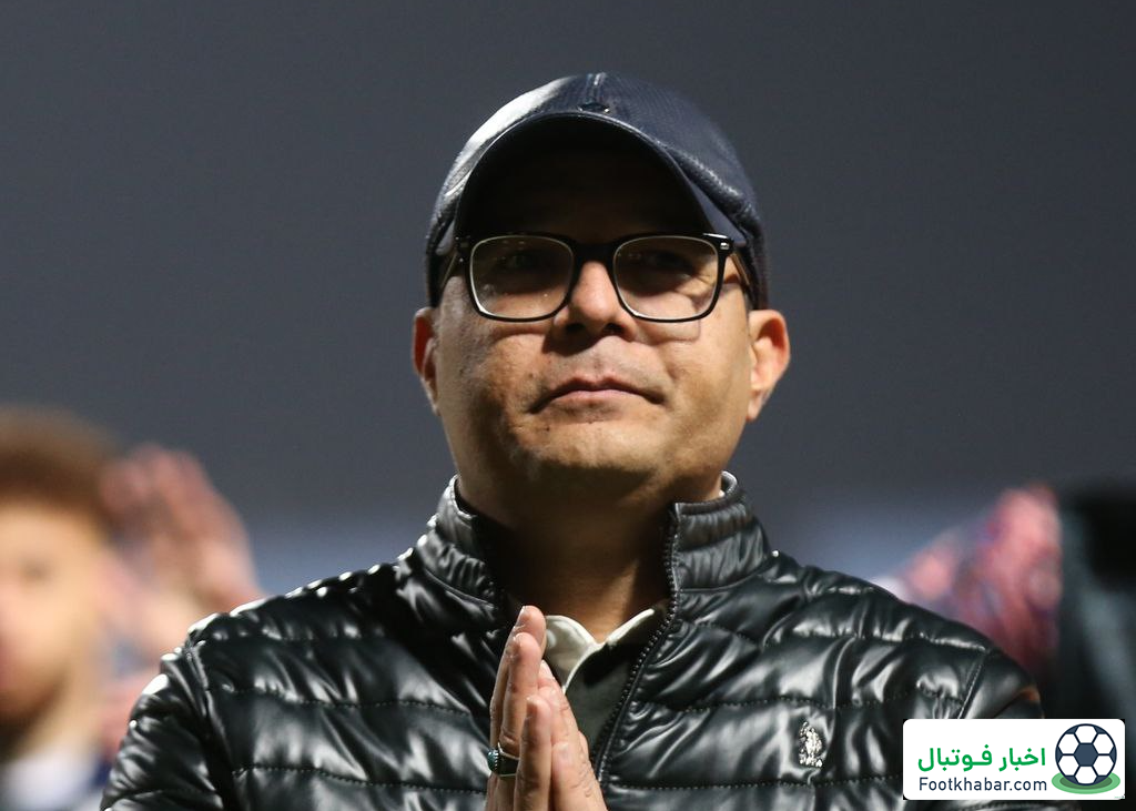 سرمربی تراکتور با آیدی کارت روی سکو (عکس)