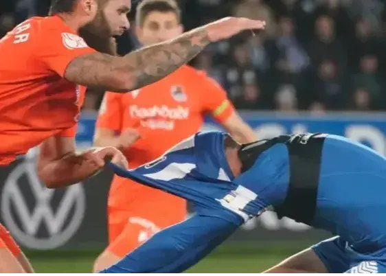 فقط مانده بود جی‌پی‌اس را هم در بیاورد!/ عجیب‌ترین پنالتی 100 سال اخیر فوتبال اسپانیا