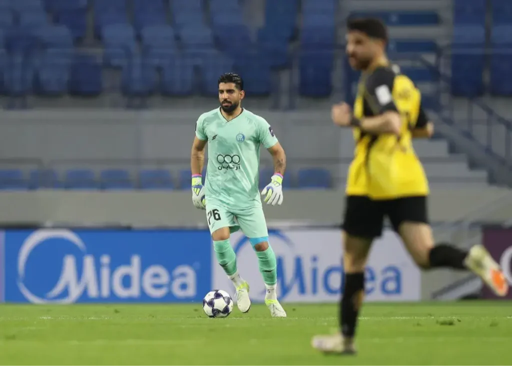 اشتباه عجیب گلر استقلال در صحنه گل الحسین/ فرعباسی روی زمین و هوا به توپ نرسید!