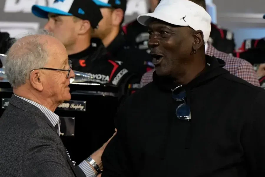 ‏تنها مرد تاریخ با انگشتر ان بی ای و دیتونا ۵۰۰: / قهرمانی مایکل جردن در پیست سرعت و اتوموبیل‌رانی!