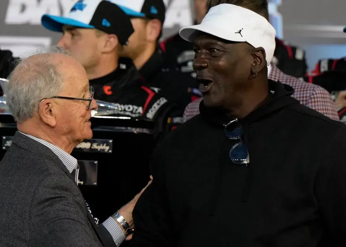 ‏تنها مرد تاریخ با انگشتر ان بی ای و دیتونا ۵۰۰: / قهرمانی مایکل جردن در پیست سرعت و اتوموبیل‌رانی!