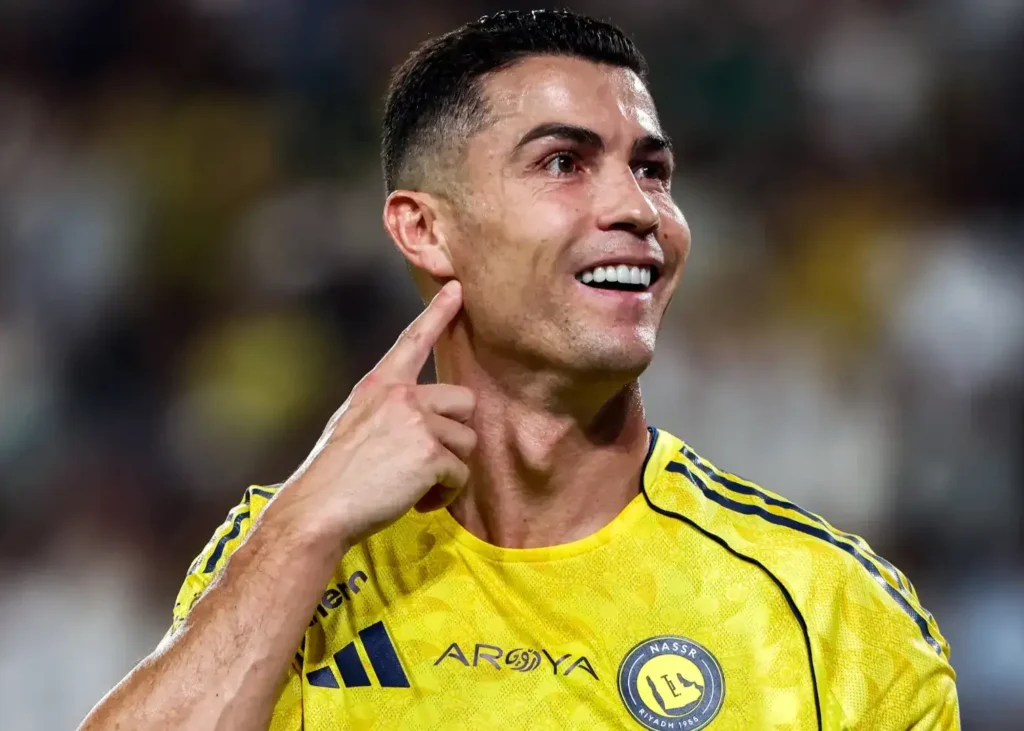 روبرتو کارلوس:/ رونالدو باید حتی با یک پا یا سینه‌خیز بازی کند!