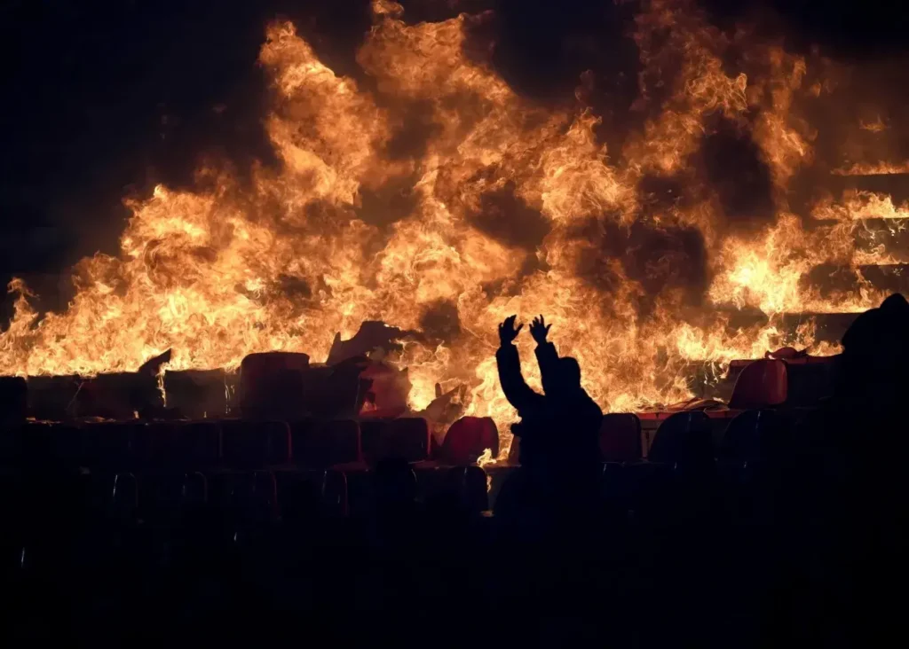 هولیگان‌های صرب در لیگ دیگری بازی می‌کنند/ وحشت در دربی: آتش استادیوم را بلعید!