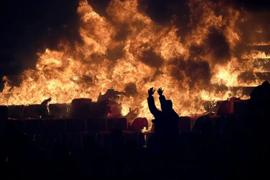 هولیگان‌های صرب در لیگ دیگری بازی می‌کنند/ وحشت در دربی: آتش استادیوم را بلعید!